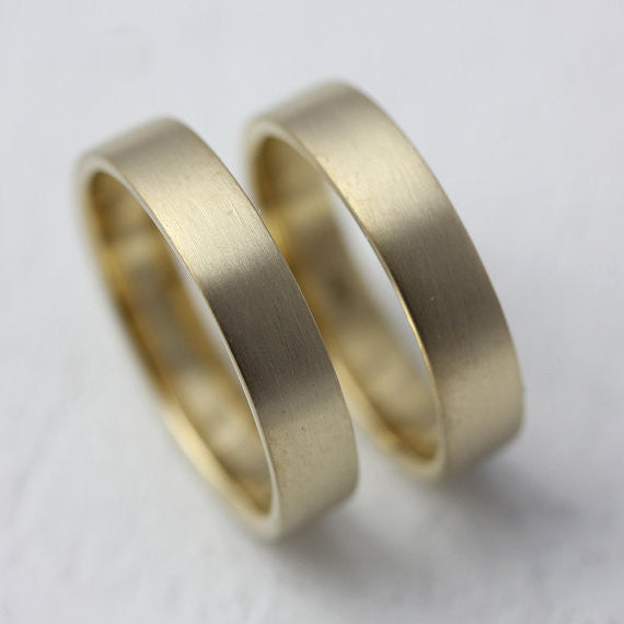 18k gold traditional wedding band ring