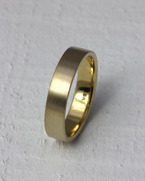 18k gold traditional wedding band ring